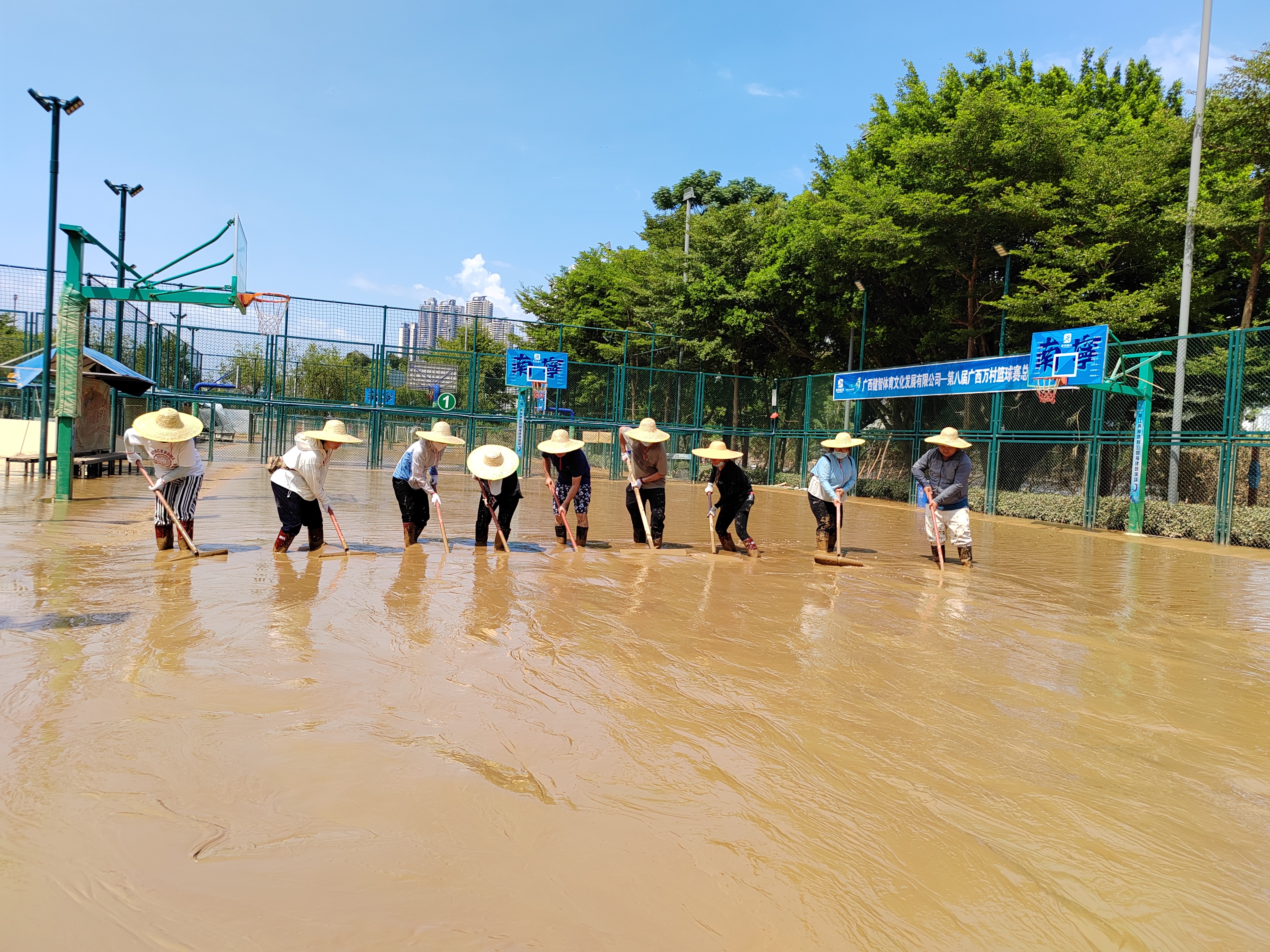 齊心協(xié)力 清淤復(fù)產(chǎn)—— 南寧交投集團下屬子公司繼續(xù)開展洪水退水后恢復(fù)生產(chǎn)經(jīng)營準備工作